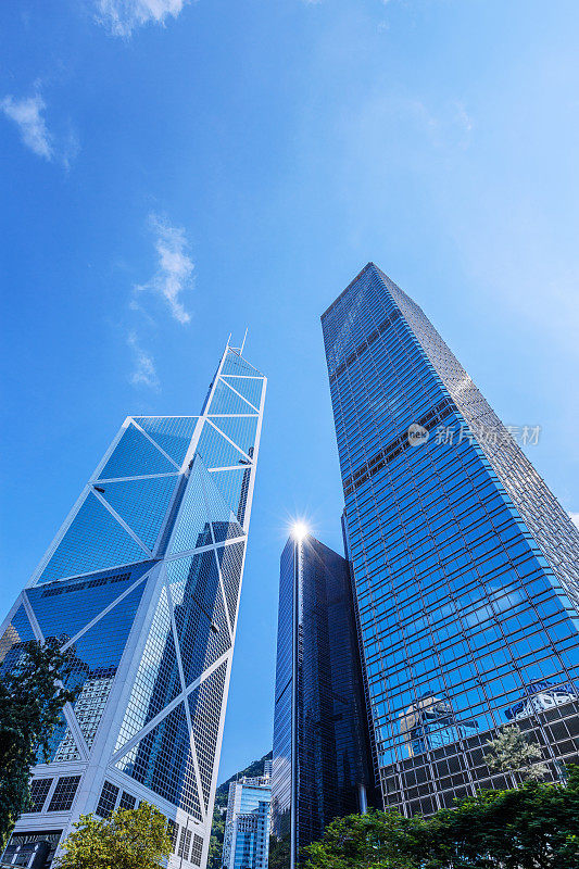 从地面看摩天大楼，蓝天可见