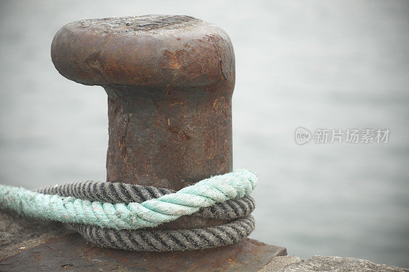 港口系泊柱和粗绳。