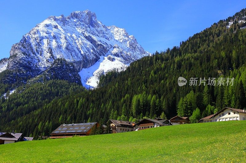 白云石天堂:意大利阿尔卑斯村庄，瑞士小屋，绿色山谷