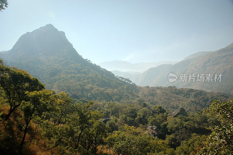 在非洲南部马拉维的穆兰杰山徒步旅行