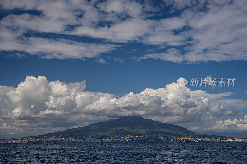 那不勒斯湾对面的维苏威火山