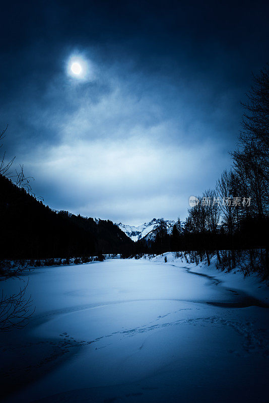 阴森森的冬日夜景