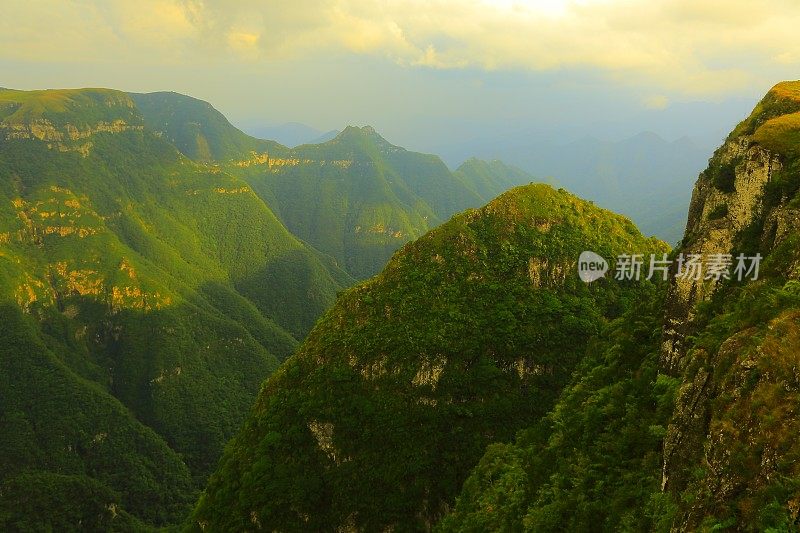 峡谷壮观的日落风暴云，大南，巴西