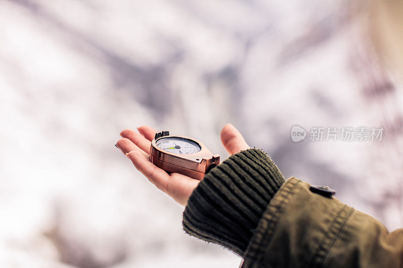 一个带着指南针的女旅行者的影像