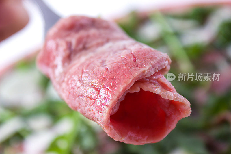 切成薄片的生肉:生牛肉片