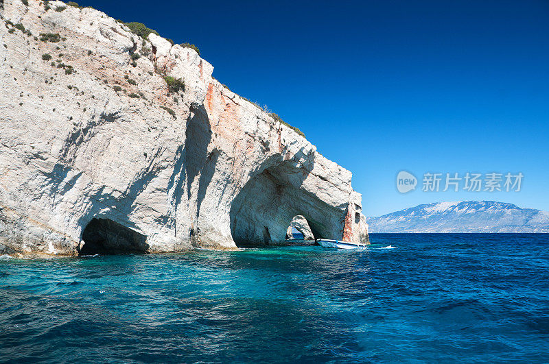 爱奥尼亚海的蓝色洞穴