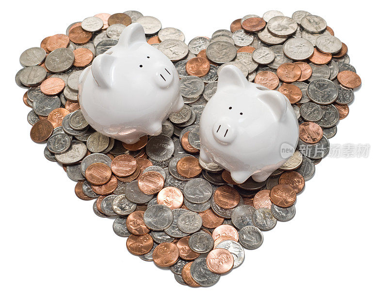 两个小猪储蓄罐在装满硬币的心脏上快乐地跳