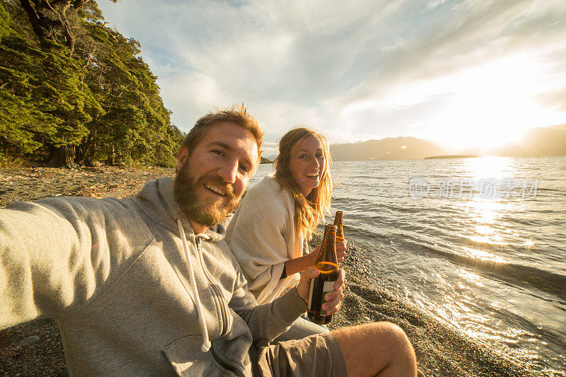 年轻夫妇在湖边喝酒的自画像