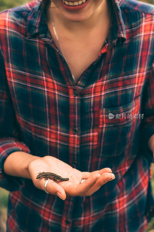 女人拿着蜥蜴