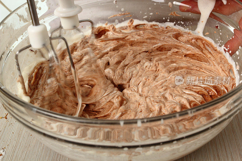 制作巧克力榛子蛋白蛋糕