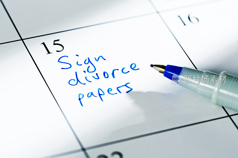 日历上标记着“签署离婚文件”的预约