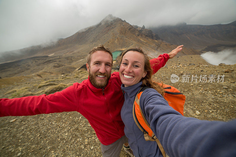 一对年轻夫妇在新西兰徒步旅行的自画像