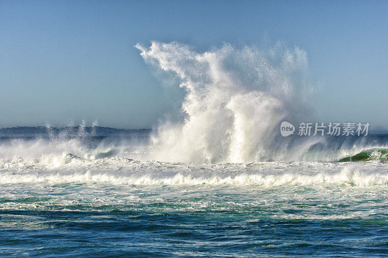 加利福尼亚海岸附近汹涌的海浪