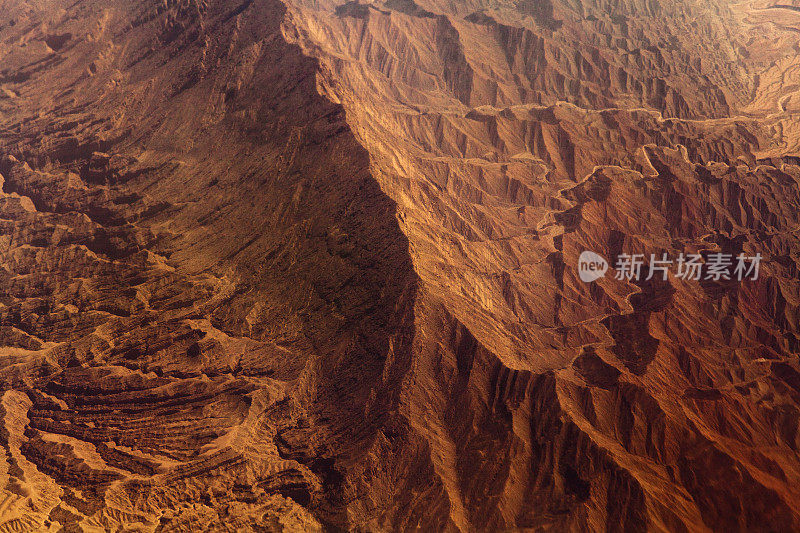 高山在沙漠，鸟瞰