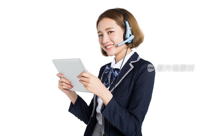 中国少女用平板电脑和耳机
