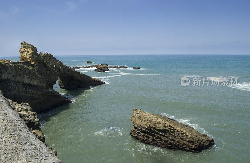 岩石露头延伸到海中