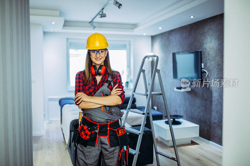 漂亮的女建筑工人