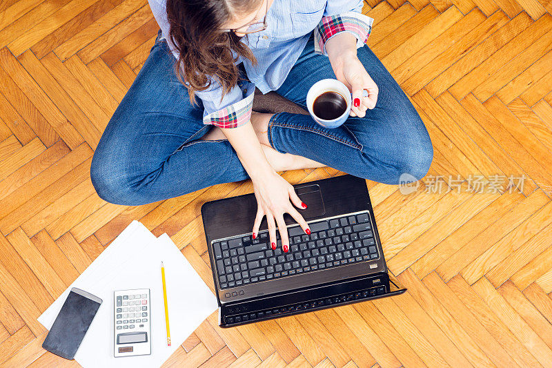 随便一个戴眼镜的女孩在家用笔记本电脑工作