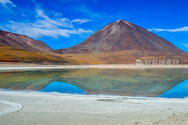 玻利维亚乌尤尼盐湖的彩色泻湖