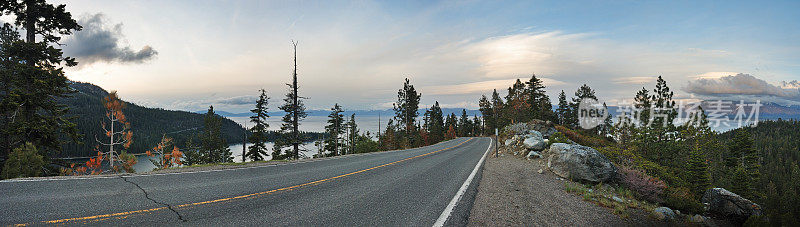 风景优美的路线上的空旷道路全景图