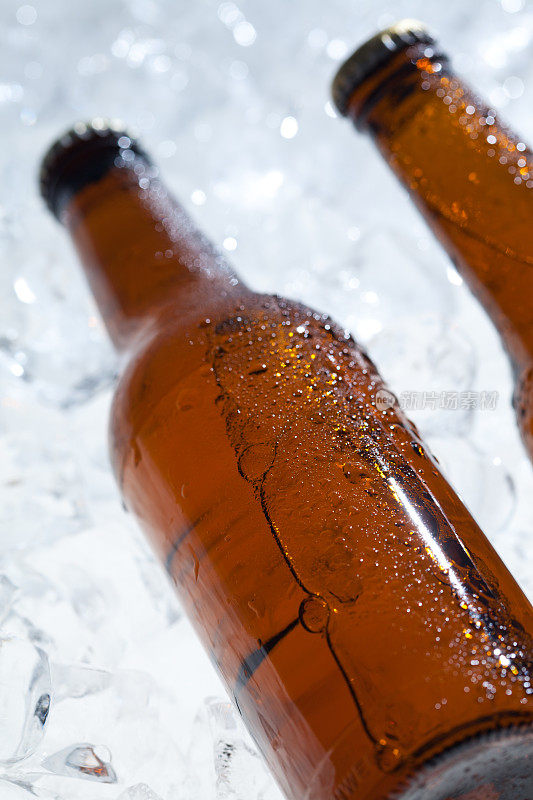 啤酒在冰上