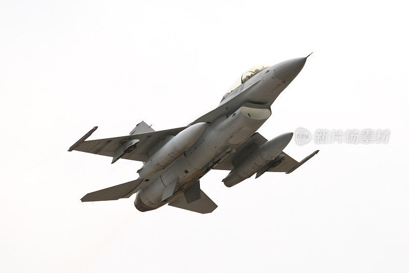 F-16在阴天