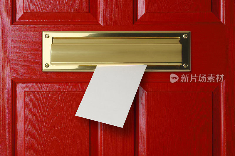 信件从红色门上的铜邮槽中滑出