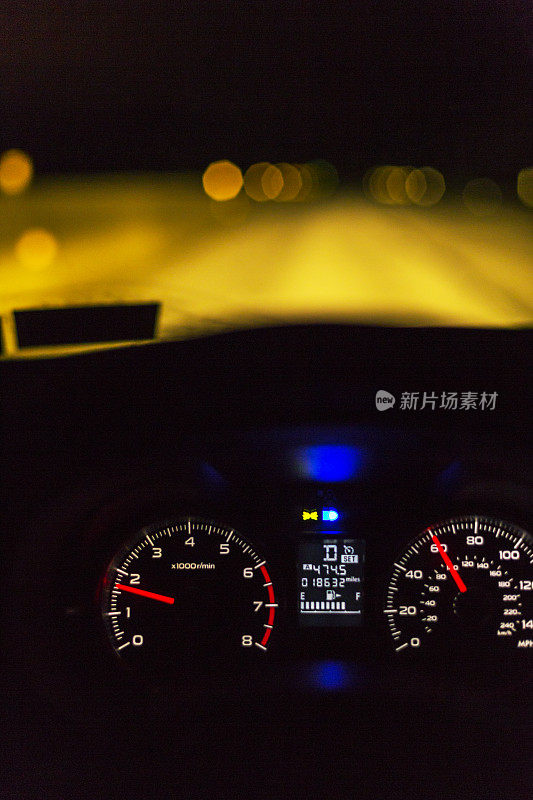 夜间驾驶汽车仪表盘照明数字显示仪表