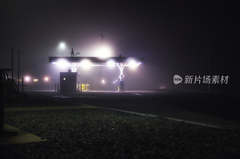 雾午夜加油站雨棚州际高速公路休息停止灯