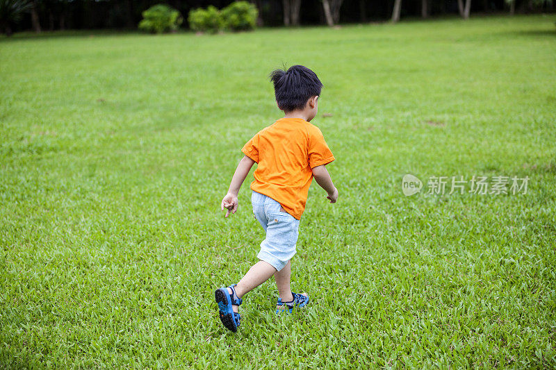 小男孩在草地上奔跑