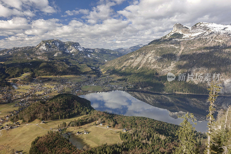 鸟瞰图Altaussee，一个奥地利小村庄