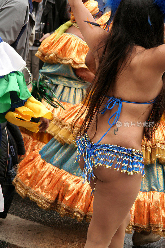 在狂欢节游行中跳舞的女人