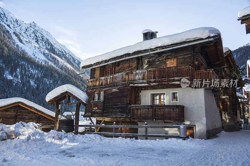 雪覆盖的瑞士高山小屋和村庄