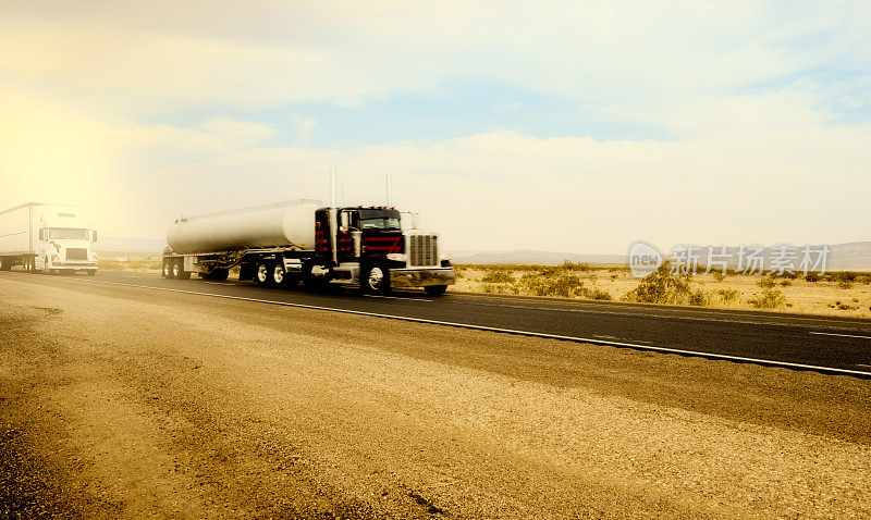 卡车车队在高速公路上行驶，加利福尼亚。