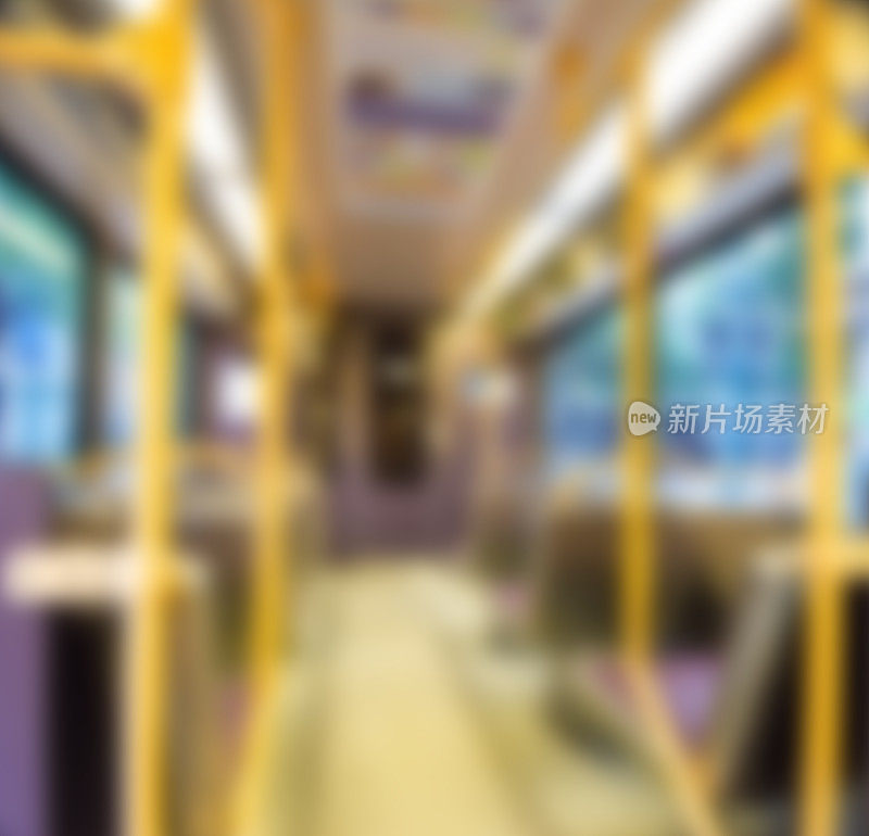 地铁列车内部背景，极宽的角度，紫色的座位，轻轨
