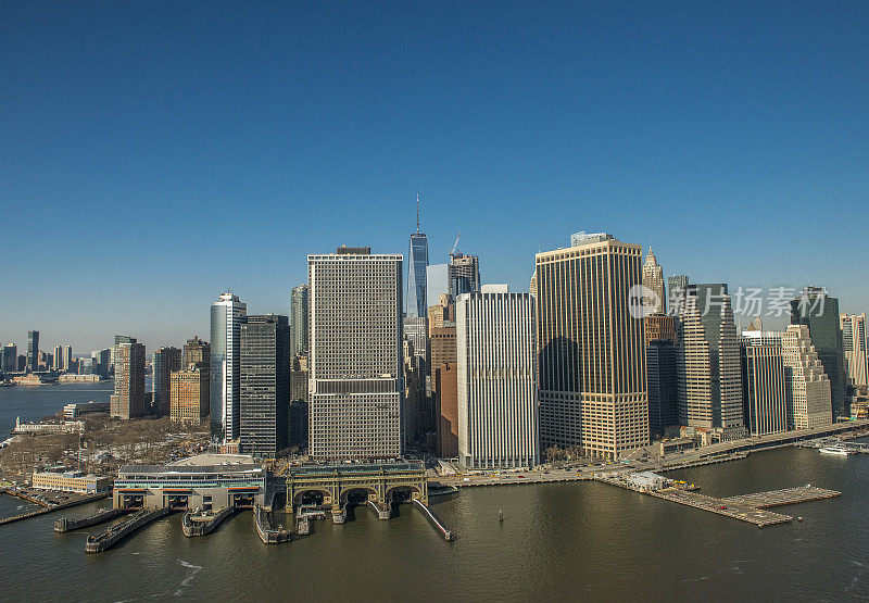 鸟瞰图金融区在曼哈顿下城，纽约市通过直升机