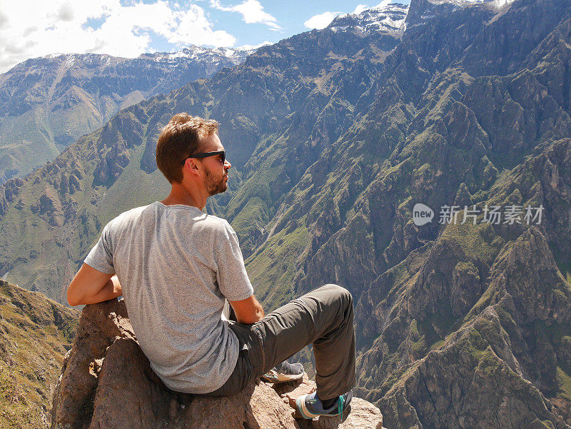 坐在秘鲁科尔卡峡谷的年轻人