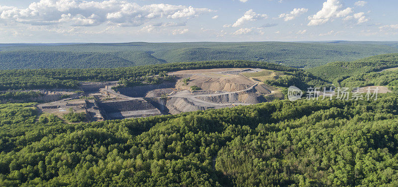 美国宾夕法尼亚州卡本县利哈伊谷露天矿山鸟瞰图。