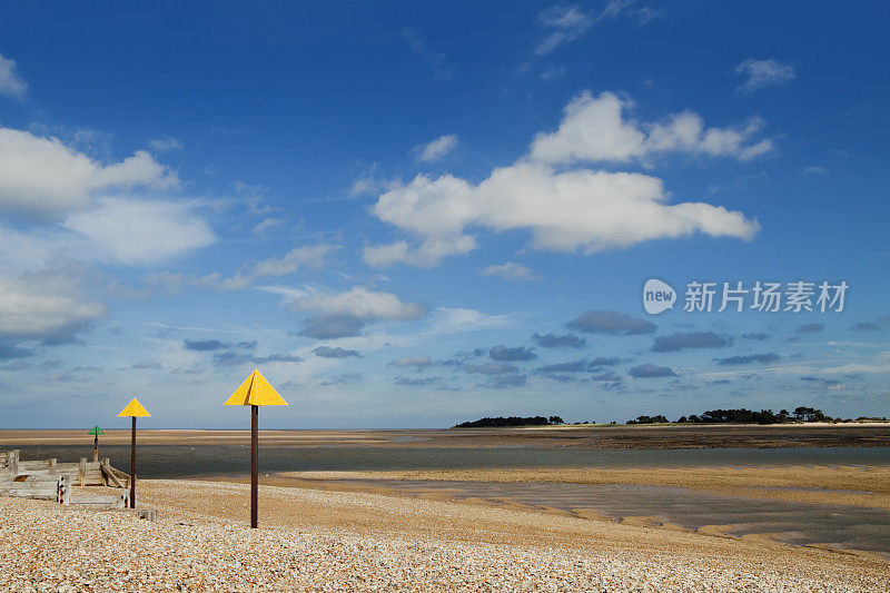 在海边的井的海岸标志