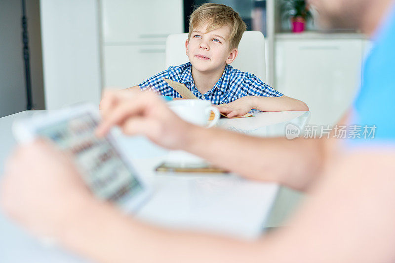 爱读书的男孩