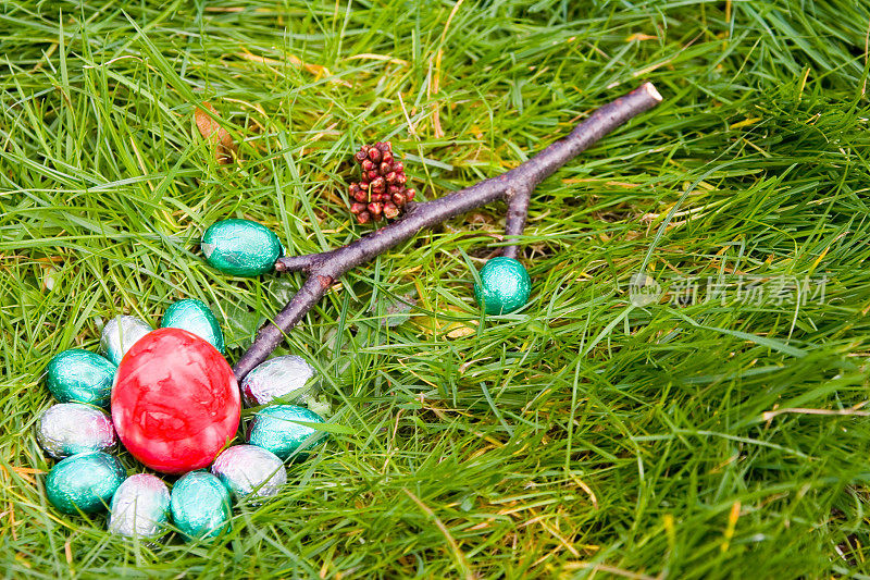 草坪上的复活节彩蛋