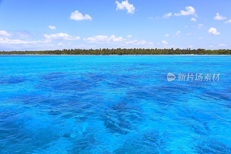 热带天堂:绿松石加勒比海海岸线海岸和蓝天