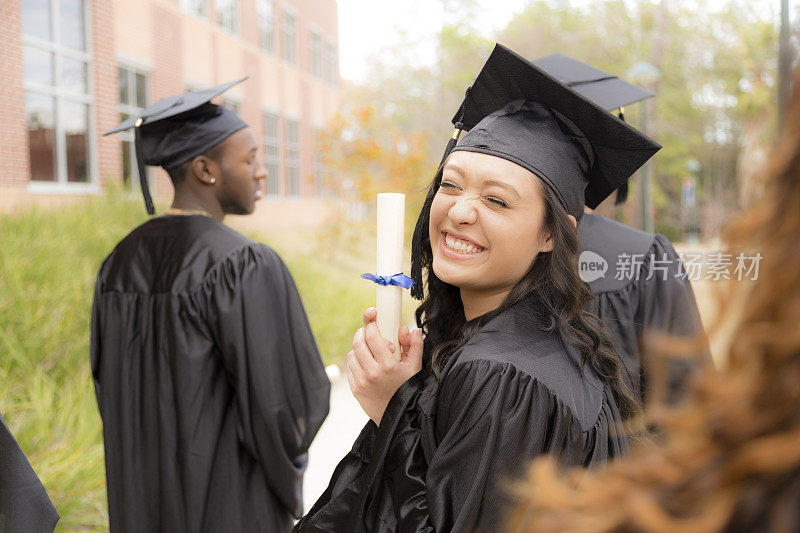 教育背景:大学女性毕业生及在校朋友。