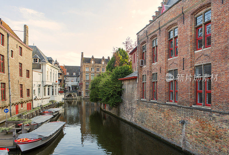 比利时布鲁日水渠旁的历史哥特式建筑