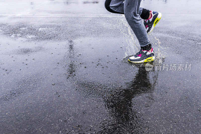 一个女人在雨中奔跑的照片