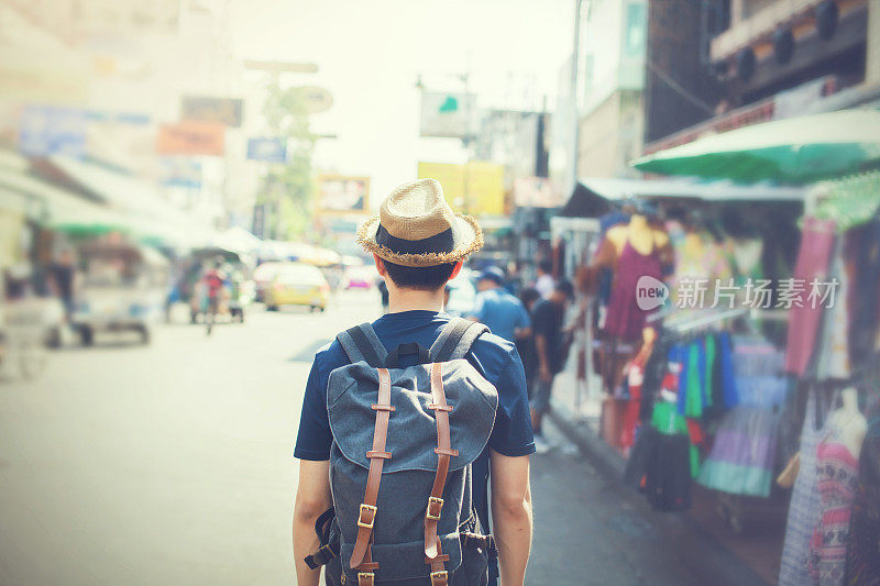 考山路户外市场的年轻亚洲背包客