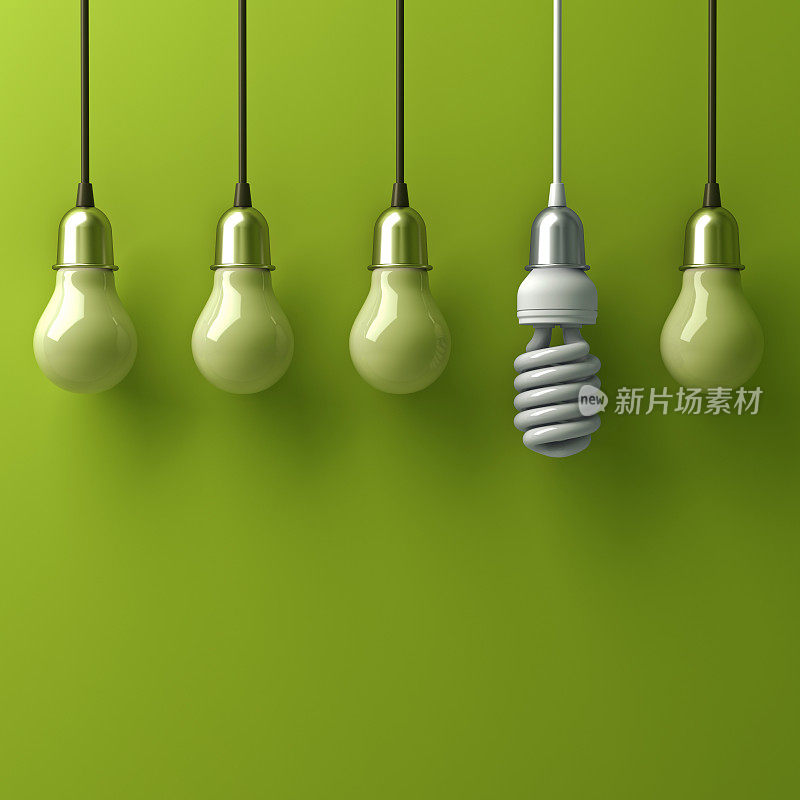 一个不同于传统白炽灯泡的悬挂式节能灯泡，在绿色的背景下反射出个性和不同的创意理念