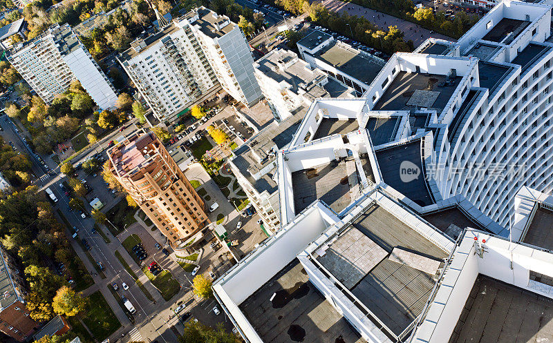 从现代住宅综合体的屋顶俯瞰城市