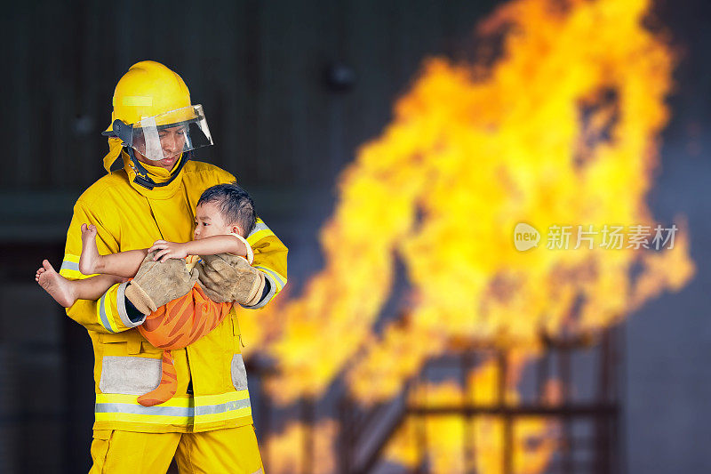 消防队员，消防队员把孩子从火中救出