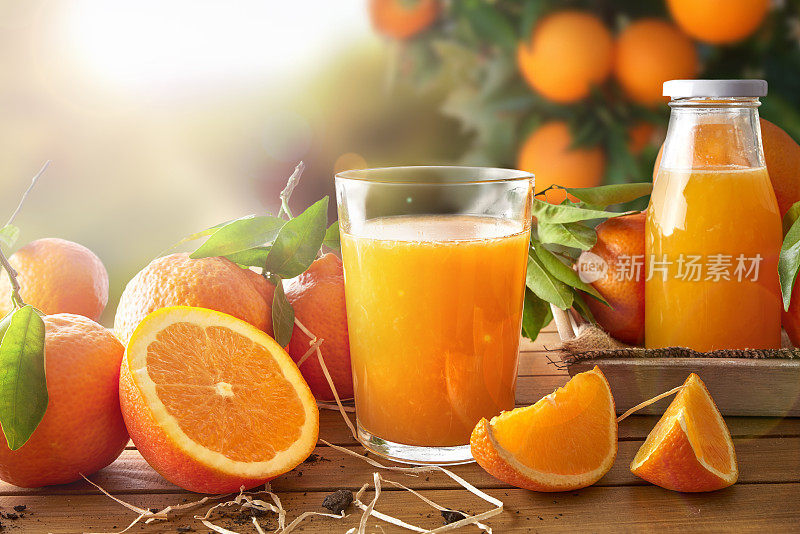 一杯橙汁放在木头上，特写镜头